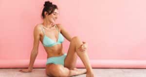 A beautiful brunette wearing a bikini compares the CoolSculpting treatment and the Sculpsure treatment.